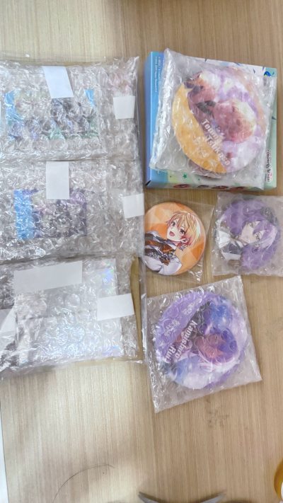 这一次使用的是ems的路线 时效很快 到了以后 东西也包装的非常整齐 也保留了原包装 下一次还会使用挖煤姬