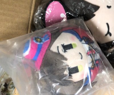 このアニメキャラの毛玉ぬいぐるみ、丸くて柔らかくて持ちやすい！色合いも原作に近く、見た瞬間癒されます。値段も良心的で、ファンには必須のアイテムです！