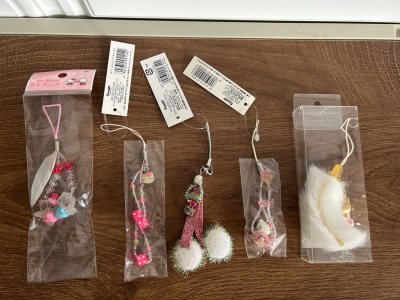 太美了、实在是太美了，都是kitty串珠类型的手机链挂件，可以搭配在手机壳子上，感觉手机换新了一样、超级喜欢