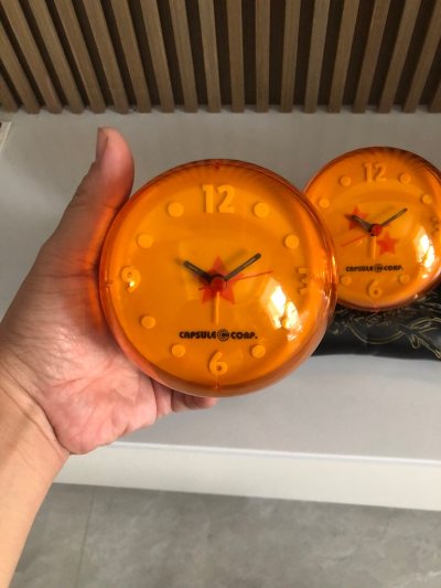 很久很久以前，地球上散落着七颗神奇的龙珠，传说只要聚齐它们，神龙就会出现，并可以为人实现一个愿望。为了寻找这七颗龙珠，布尔玛和孙悟空踏上了充满挑战与冒险的旅程。