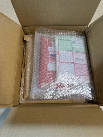 依旧选择ems线路，送达快速又便捷，这次多选择了加固服务，给了非常多泡沫纸，立牌被保护的很好没有破损断裂，很好的一次体验