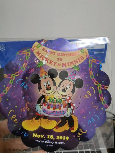 第一次用竹蜻蜓plus，安全到家，流程其实和竹蜻蜓专线差不多，合单后就不用管了。2019年的米奇生日柄图超级喜欢，这次把文件夹和贴纸都收入囊中。文件夹背面是米奇的朋友们给他做生日蛋糕，贴纸很大一张，直径大约有15cm，都有亮闪闪的光影效果超华丽。2024年的生日米妮...