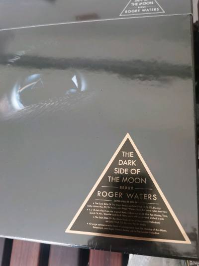 又是一大箱pink Floyd唱片，挖煤姬非常给力，至今零失误，海运性价比很高，两三个星期能到啊…非常给力适合两三公斤的物品。