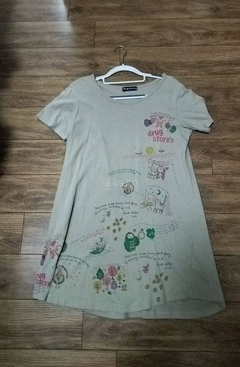 这次在挖煤姬买了好几件衣服，其中的这个小猪短袖我很喜欢，它是棕色的，上面有很多彩色的插画，非常可爱，有小猫还有孔雀，上面的英文短句也很治愈，喜欢喜欢，物流也很快，好评好评！！！