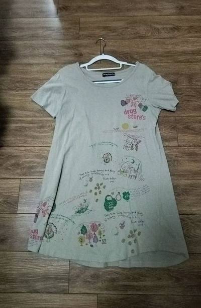 这次在挖煤姬买了好几件衣服，其中的这个小猪短袖我很喜欢，它是棕色的，上面有很多彩色的插画，非常可爱，有小猫还有孔雀，上面的英文短句也很治愈，喜欢喜欢，物流也很快，好评好评！！！