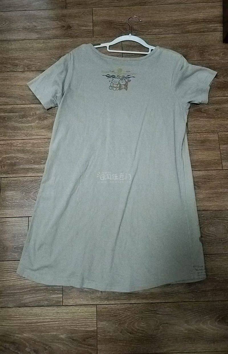 这次在挖煤姬买了好几件衣服，其中的这个小猪短袖我很喜欢，它是棕色的，上面有很多彩色的插画，非常可爱，有小猫还有孔雀，上面的英文短句也很治愈，喜欢喜欢，物流也很快，好评好评！！！