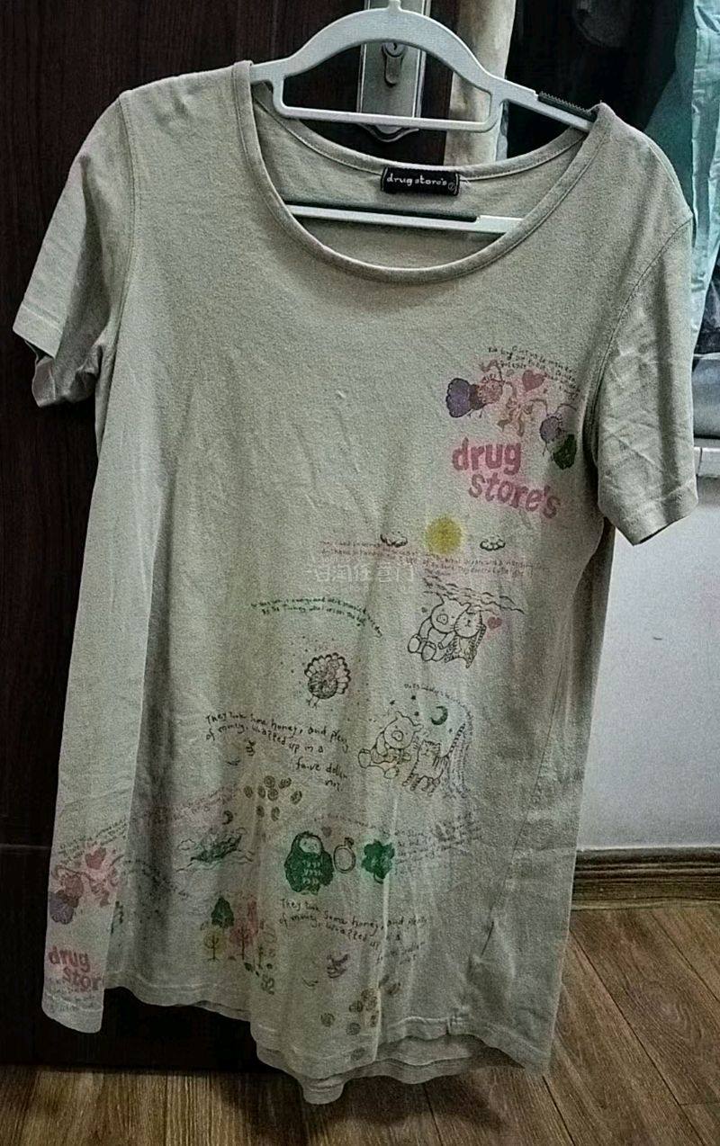 这次在挖煤姬买了好几件衣服，其中的这个小猪短袖我很喜欢，它是棕色的，上面有很多彩色的插画，非常可爱，有小猫还有孔雀，上面的英文短句也很治愈，喜欢喜欢，物流也很快，好评好评！！！