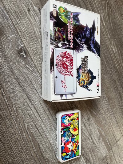 两台品相成色不错的机器，保存的很好，新小三虽然没有箱说，但是有保护壳，按键也很新，限定老小三亚克力面有一点点内部裂痕，还好