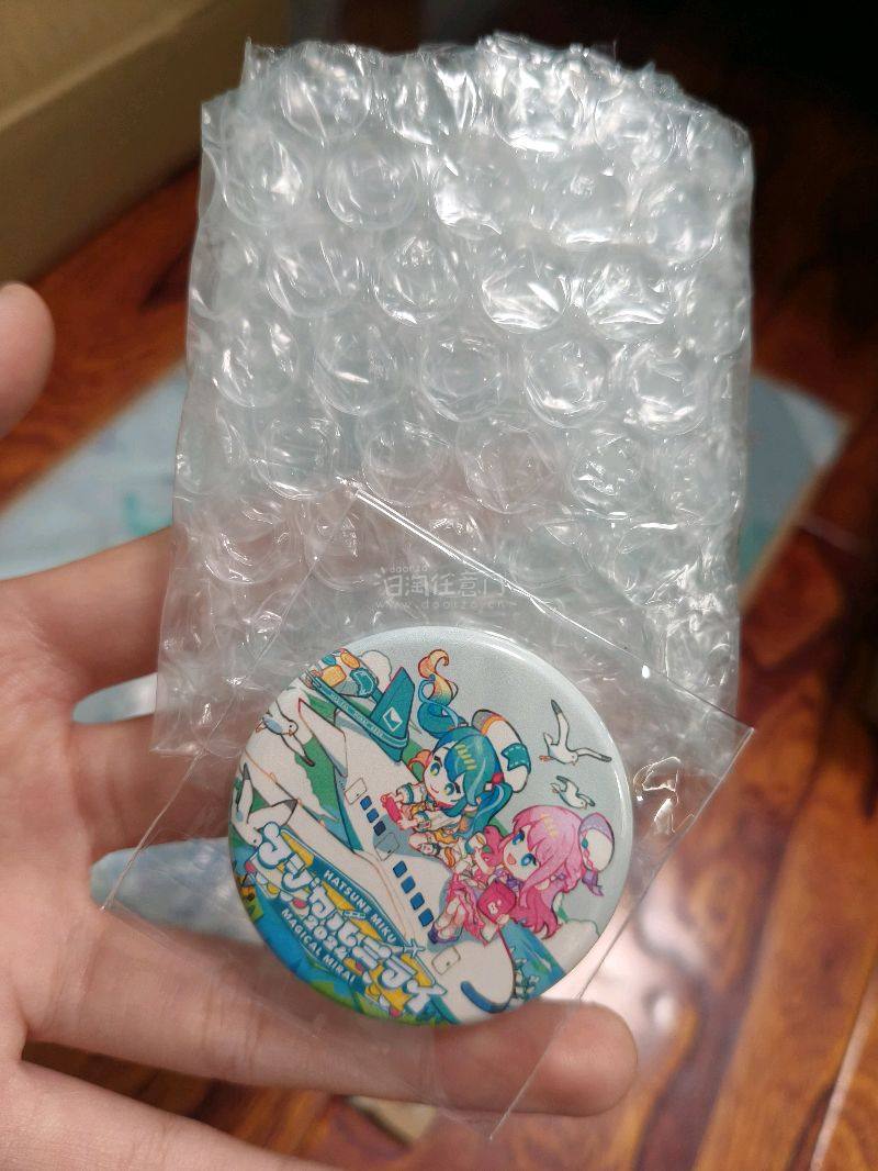 包装包的很严实！文件夹也很细节用了硬纸板，装小吧唧的袋子都是香香的。赤羽根很美，图片与实物复合，感谢一切