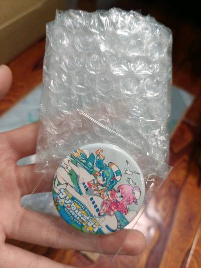包装包的很严实！文件夹也很细节用了硬纸板，装小吧唧的袋子都是香香的。赤羽根很美，图片与实物复合，感谢一切