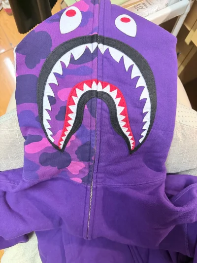 蹲了好久的BAPE经典款外套终于在挖煤姬拿下，整个流程比预想中顺畅太多，必须夸夸平台的还价功能！看中的是日本个人卖家的中古款，本来还担心沟通砍价麻烦，没想到直接点商品页的还价键就能操作，不用对接任何人，社恐狂喜。

系统默认最低9折，一下省了不少钱，叠加新人券后性价...