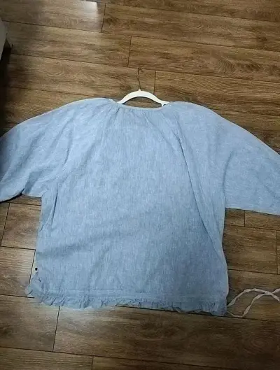 这次在挖煤姬买了个蓝色衬衫，材质是棉麻的，料子很舒服，上面有很多小花还有小猪，颜色丰富，图案可爱，下摆还有花边和抽绳，可以自由调节下摆形状，喜欢喜欢，物流也很快，好评好评！！！