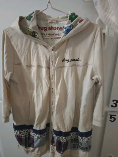 这次在挖煤姬买了几件衣服，其中最喜欢的是这个小猪外套，它整体是杏色的，上面很多小细节，帽子很多可爱的小动物贴布，标标上还是波点的，胸口有刺绣，。下摆还有拼接设计，穿上很舒服，物流也很快，好评好评是！！！