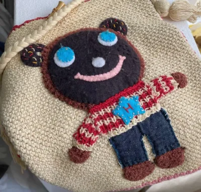 热衷于90年代的古着包，这次用挖煤淘到了超可爱的小熊针织包和人像印花双肩包，成色都很好，包装严实物流迅速很满意！下次会继续挖煤！挖煤使我快乐~