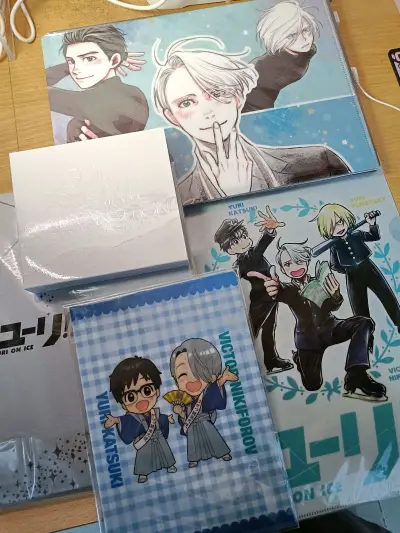 这次切了三张文件夹，一个画板特典和一盒cd套装。IP是冰尤和EVA。
文件夹特别特别美！yhm也特别好，包装得很细心，感谢感谢。画板特典厚厚的，很有质感，好价淘到?cd也很精致，感觉盒子很漂亮买的，但到手发现有点薄，不过也没事。
这次选择保留了包装，快递箱大小刚刚好...