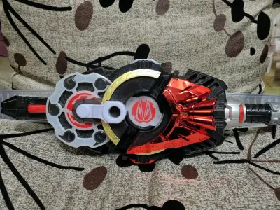 假面骑士极狐腰带，一直想买来玩玩，还没看电视剧，皮套也觉得很可以，等之后买一些配件玩玩，东映出的救急战队儿童面具大全套，五位队员加萝卜面具一步到位。