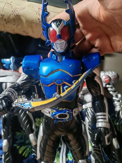 入手一堆二手大胶以后拿去改rah，最想改的还是甲斗系列，有了嘎嘎米钢斗，剑蝎，雷蜓，金斗，平替rah，爆裂faiz一直挺喜欢，成色都差了点随便拿去造。