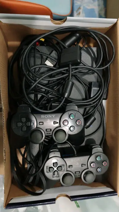 海淘的第十二单：ps2型号39000，还有两个手柄，可惜都是坏的，自己是不能修好的，价格便宜，运费比机子还贵系列，就当给自己买个教训了！