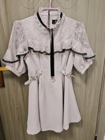 在挖煤姬淘到的这条rojita短裙和majoretty套装太绝了！蕾丝领口精致又仙气，黑边点缀和蝴蝶结设计甜酷感拉满，收腰版型超显瘦。到手成色几乎全新，细节做工无可挑剔，海淘体验全程顺畅，包装严实物流快，喜欢的姐妹闭眼冲！