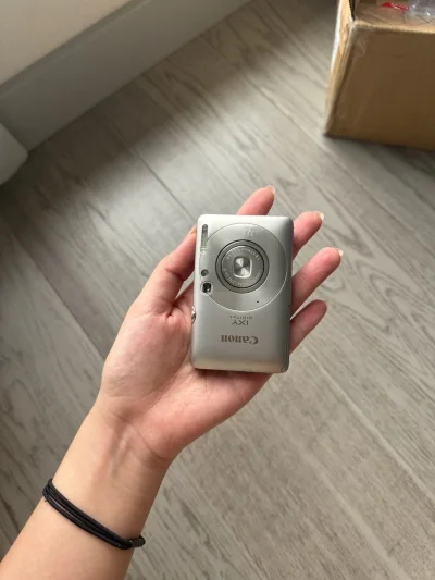 作为一直想入CCD却怕踩坑的新手，在挖煤姬（煤炉）蹲了一周，终于收到我的梦中情机，体验感直接拉满，后悔没早点试！机器本身！拿到手开机试拍，画质完全符合预期，复古的胶片感直接拿捏，拍出来的皮肤自带磨皮却不失真，阴天拍出来都有种朦胧的氛围感。按键灵敏，续航也OK，充一次...