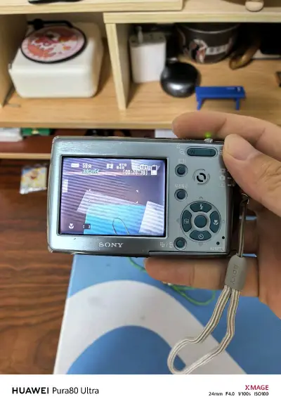 通过挖煤姬海淘下单了几台台老CCD，价格真的很实惠。拆开包裹那刻，真的感到震惊了，几台机子成色都很，功能也正常，色彩却意外浓郁，每张照片都像蒙着年代感的滤镜。这种复古的成像，反而让这高清影像的时代泛出陌生的暖意。