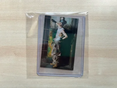 刚上架时一眼就看中了这张小卡，蹲了一小会儿蹲到了当时的好价，看准了卖家就下单了。

卖家发货很快，在经过令人安心的错发漏发检查服务以后，顺利入库了。因为没有其他谷子要等，入库当天就提交了打包发货申请，这次尝试的是EMS线，所以是EMS的打包发货速度。但是没有想到，好...