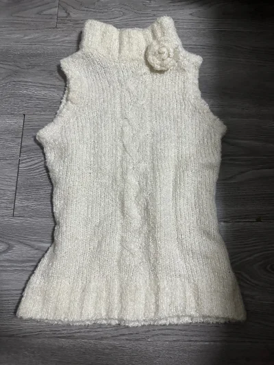 呜呜呜淘到一条古早味满满的针织无袖上衣～有种毛利兰会穿的感觉，奶白色针织布质感细腻，领口的立体花设计超精致，修身版型还带点微喇裙摆，复古感拉满！搭高腰裤是俏皮甜妹，配半身裙又很优雅，这种小众又有设计感的单品，复古爱好者真的很难不爱～