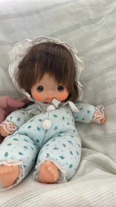  在雅虎拍卖淘到的这只复古人形娃娃简直是萌系天花板！蓝白碎花连体衣+软萌神态，圆眼睛像盛满了星光，小手小脚的细节做得超精致。抱在怀里软乎乎的，复古感和治愈感拉满，人形收藏爱好者真的会为它疯狂心动，每天看看都觉得被温暖包裹啦～