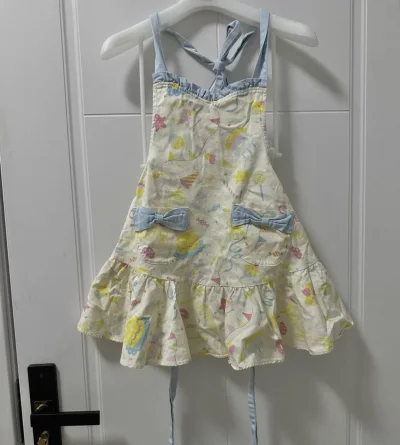 在mercari挖到的这条Amebeaute碎花吊带裙太戳我了！满印的童趣碎花清新又治愈，吊带设计+荷叶边裙摆，穿上瞬间化身甜系小精灵。搭配白色小腿袜和小皮鞋，复古感与少女感拉满，面料亲肤透气，夏天穿既可爱又舒适，小众日系风的独特设计，让我在穿搭上狠狠出彩～