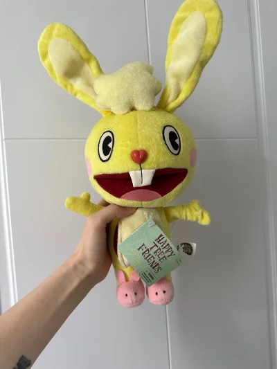  在mercari淘到这只稀有限定欢乐树玩偶，简直是收藏爱好者的快乐巅峰！亮黄色毛绒软乎乎的，大耳朵+活泼表情萌到犯规，细节处的设计充满童趣。摸起来亲肤又有质感，摆着当装饰或抱在怀里都超治愈，小众又独特的款式，属实是近期购物清单里的心动Top1，玩偶控千万别错过～