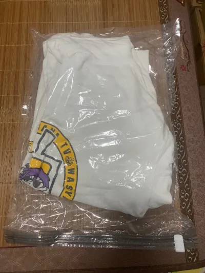 这次发现了好久之前谷子出的卫衣，火速购买用ems带回来了。还有两个很好看的杯子和吧唧。都是特别日常实用的谷子呢嘿嘿