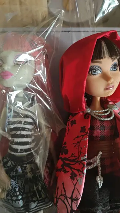 家人们谁懂啊!我最近给自家娃娃买的这套衣服，简直就是梦中情衣?!面料柔软得像云朵，贴在娃娃身上超级舒服，完全不用担心会磨到它。做工也特别精细，每一针每一线都看得出用心，没有一点粗糙的线头。款式设计更是时尚又可爱，穿在娃娃身上瞬间气质提升，仿佛从普通小娃娃变身时尚小明...