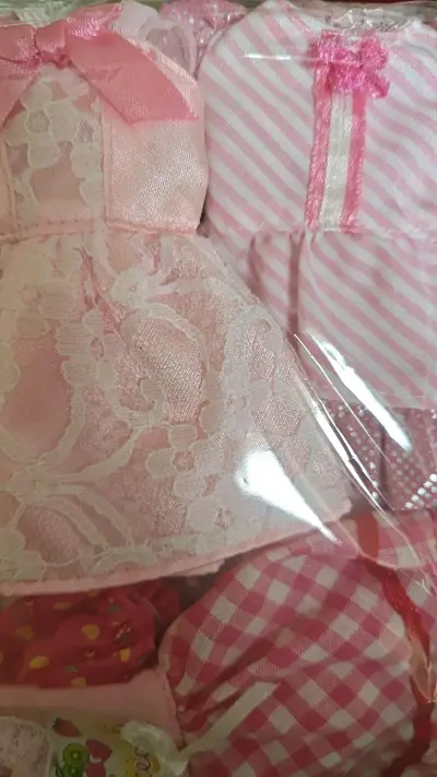 家人们谁懂啊!我最近给自家娃娃买的这套衣服，简直就是梦中情衣?!面料柔软得像云朵，贴在娃娃身上超级舒服，完全不用担心会磨到它。做工也特别精细，每一针每一线都看得出用心，没有一点粗糙的线头。款式设计更是时尚又可爱，穿在娃娃身上瞬间气质提升，仿佛从普通小娃娃变身时尚小明...