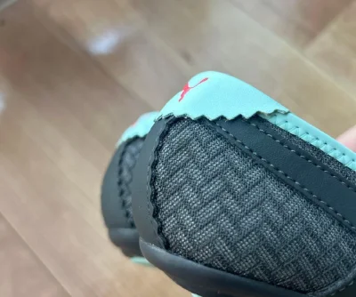 之前看到这个鞋的其他卖家售卖 加工有点乎高 没想到蹲到了价格美美的一双！成色也很新 很可爱的一双！超级喜欢！