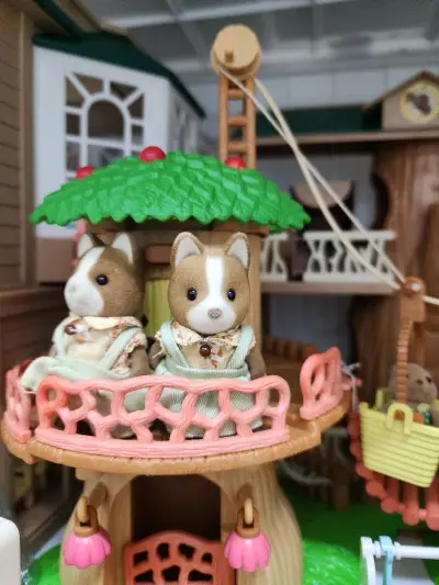 森贝儿玩偶，虽然有点破损，但是有各别挺新的。拆了组装一下就是很好看的娃娃了。非常满意，还有很多小的配件。