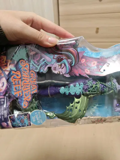 身上的裙子更是精美绝伦，每一处褶皱、每一个装饰都处理得恰到好处，一看就是高品质的制作。而且关节灵活，可以摆出各种可爱的姿势，可玩性直接拉满!
这个芭比娃娃真的是物超所值，我已经爱不释手啦，真心推荐给所有喜欢娃娃的朋友们?!