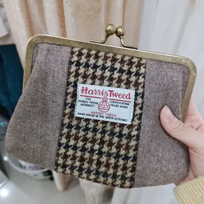 钱包很可爱，容量很大成色好，走小航空件速度也很快，隔天就到国内了，希望下一单过海关顺利。挖煤使我快乐。