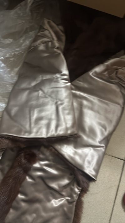 第N次的购物体验～这次分享一下皮草吧～看看这个光泽感的内衬绝美了～毛毛也是超级舒服的手感。这是一件披肩，非常满意～