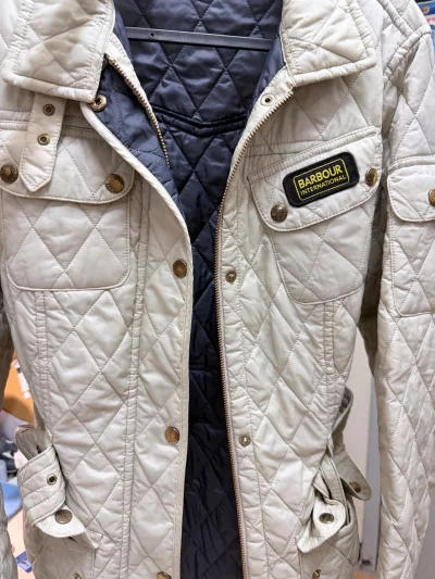 在挖煤姬蹲了好久的Barbour终于到手，拆开快递瞬间被品相惊艳到，用一折价格拿下international轻质棉衣。
物流速度比想象中快太多，可追踪航空件五天就到了。