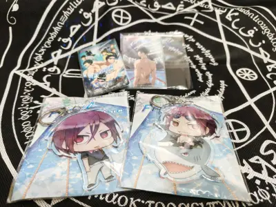 好价收到了两个几乎古早大眼带背板的凛挂件，还有未使用的free电影票两张！！物流速度很快，包装也很好，挂件保存得也很好，除了背板折了以外几乎全新，卖家还专门塑封了两张电影票，堪称完美~