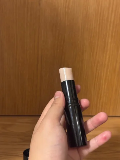 挖到的 SUQQU 四色眼影 148 号 和香奈儿高光棒安全下车～  
打包还是那么让人安心，里三层外三层，眼影和高光都完好无损，开箱体验满分！  
SUQQU 148 这盘真的太绝了，粉质细腻软糯，配色是最火的粉紫色，黄皮上眼一秒温柔！细闪是心机水光感，完全不显肿...