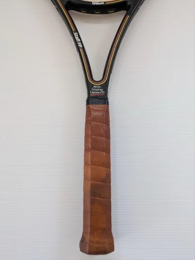 入手Ezone 100几周了，感受非常好！拍子重量适中，挥拍速度快，适合女性球友。击球扎实，力量和控制兼顾，甜区很大，回球稳定。对提升击球手感和稳定性帮助很大，特别适合想从娱乐向进阶过渡的选手，值得入手！