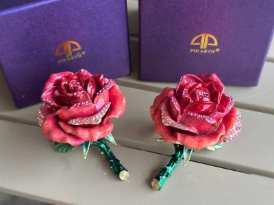 东西超美，没有任何瑕疵，非常满意！购物很方便，各个选项都清楚明白，啥时候能包税就好了，哈哈哈哈哈哈哈哈