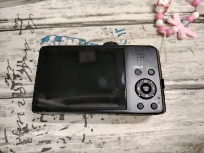 这台松下TZ35的画质真的戳中复古党！1600万像素+CCD传感器，拍出来的照片自带柔和胶片感，20倍长焦下的细节也很扎实，巴掌大小揣进卫衣口袋毫无压力，出门逛街随手掏出来就能拍，揣一天也不累，二手状态还很新，是揣兜里的“万能拍摄搭子”～