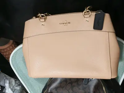 超级超级漂亮的coach包包   很稀有的成色，包装也超级好在挖煤姬上抢到这只COACH粉色中古杀手包已经几个了，还是忍不住每天都要多看几眼！作为中古爱好者，这次购物体验真的超出预期。

当时在推送里一眼相中这个柔和的樱花粉——不像荧光粉那么挑人，自带一种温润的复古...