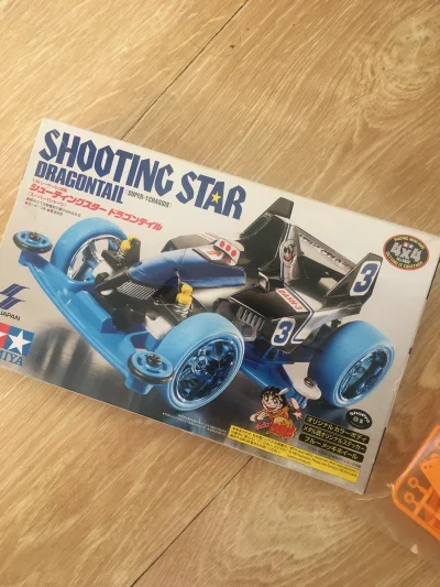 这次买了四色景品冲刺流星和橙色蓝色s1底盘，东西很不错，正是我需要的。蓝色的流星车壳加上白色的底盘，组装之后会很漂亮，蓝色s1底盘我已经组了。