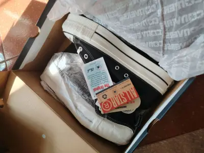 实则是没招了[完啦R]
两次抽选 每次四个号 全落 最后总算是在煤上给我买到我的码了[笑哭了R]
	
#radwimps #radwimps20周年 #radwimps联名converse 