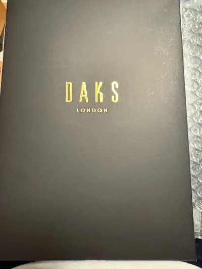 笔的颜值和手感俱佳！设计简约高级，拿在手里有分量感。笔尖顺滑，写字有质感，出墨稳定。无论是自用还是送礼，都非常合适。