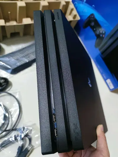 作为海淘小白，第一次用挖煤姬买日本二手PS4 Pro，全程比想象中省心！选的9新套餐，到货后发现主机外壳和箱子只有边缘轻微磨损，和平台标注的成色完全一致，原装手柄按键回弹灵敏，没有丝毫漂移。
 
物流时效超预期，从付款到清关收货仅用28天，加固纸箱里塞满缓冲泡沫，主...