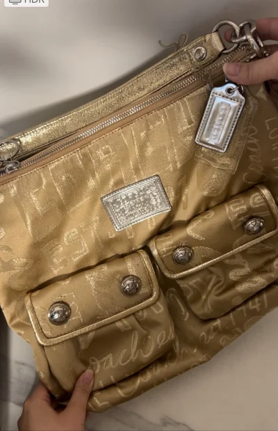 心水了这款金色poppy好长时间
但是国内能看到的成色都很差
突然刷到了这只
只要7000日元而且照片上成色很新
挂坠也都还在
清关等的时间比较长
但拿到手真的巨惊喜
根本没有肉眼可见的污渍和磨损
常见的溢胶也没有
前面的银色皮牌也没有剥落
而且还带原装的防尘袋
真...